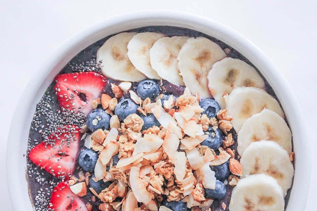 Vegan-Berry-Green-Smoothie-Bowls-with-fruit-and-granola-86